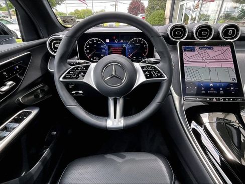 Used 2024 Mercedes-Benz GLC 300 4MATIC image 5