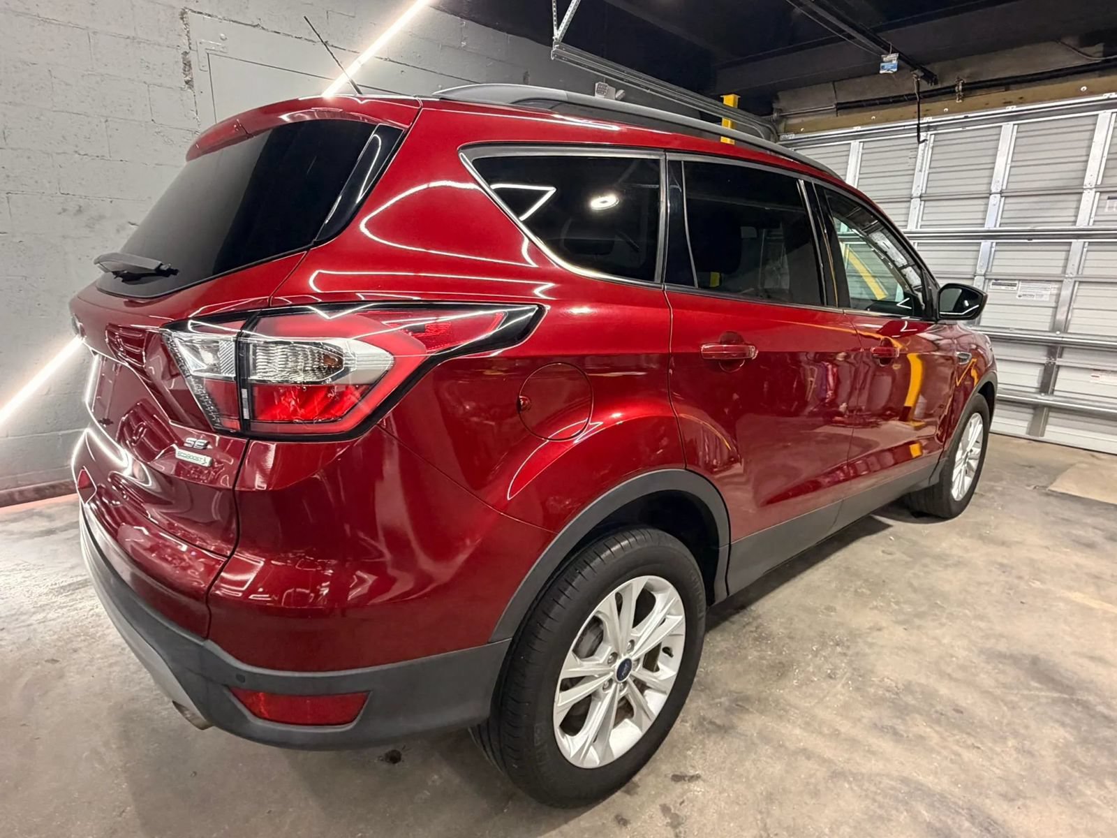 Used 2017 Ford Escape SE w/ Equipment Group 201A FWD image 4