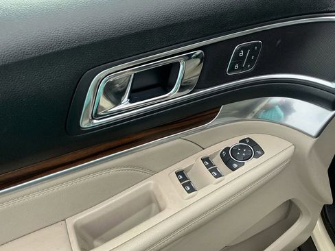 Certified 2018 Ford Explorer Limited FWD image 16