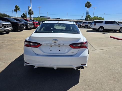 Used 2024 Toyota Camry SE image 4
