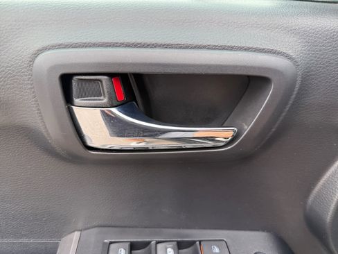 Used 2022 Toyota Tacoma TRD Sport image 25