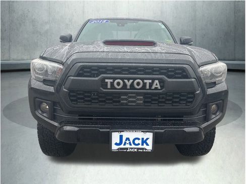 Used 2018 Toyota Tacoma TRD Sport w/ Technology Package image 9