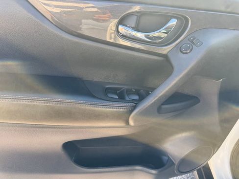Used 2019 Nissan Rogue S w/ Special Edition Package FWD image 6