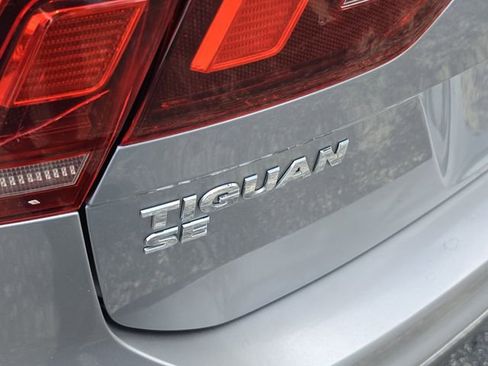 Used 2021 Volkswagen Tiguan SE w/ Panoramic Sunroof Package FWD image 5