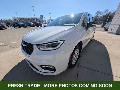 Used 2024 Chrysler Pacifica Touring-L image 8