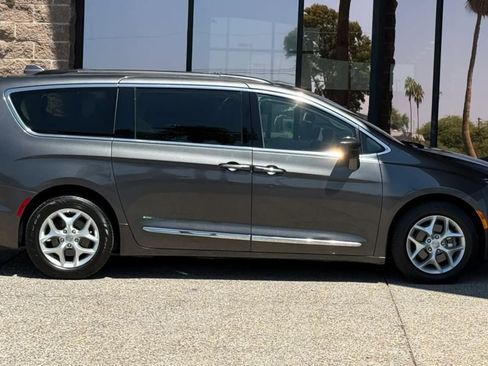 Used 2017 Chrysler Pacifica Touring-L w/ Tire & Wheel Group FWD image 14