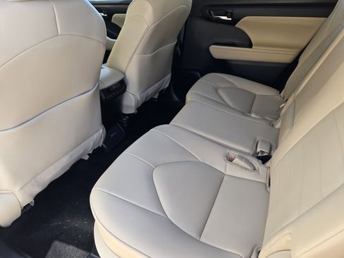 Used 2024 Toyota Highlander XLE image 40