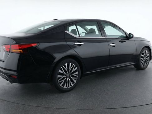 Used 2025 Nissan Altima 2.5 SV FWD image 9