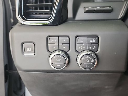 Certified 2023 GMC Sierra 1500 AT4 w/ AT4 Premium Package AWD/4WD image 18