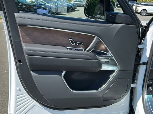 New 2025 Land Rover Range Rover SE image 9