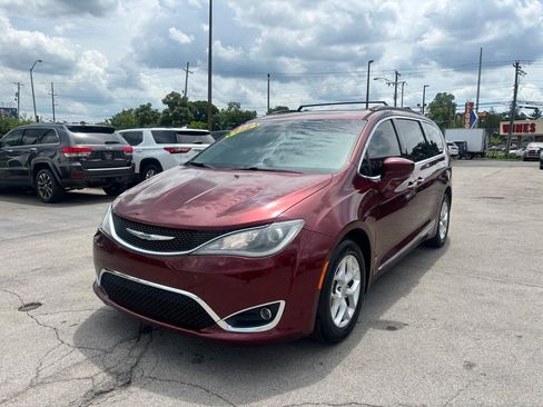 Used 2017 Chrysler Pacifica Touring-L w/ Tire & Wheel Group FWD image 7