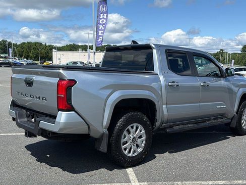 Used 2025 Toyota Tacoma SR5 AWD/4WD image 5