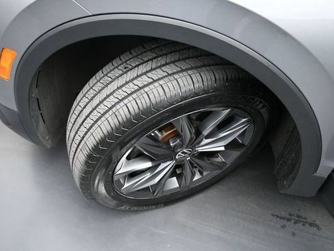 Used 2024 Volkswagen Tiguan SE FWD image 25