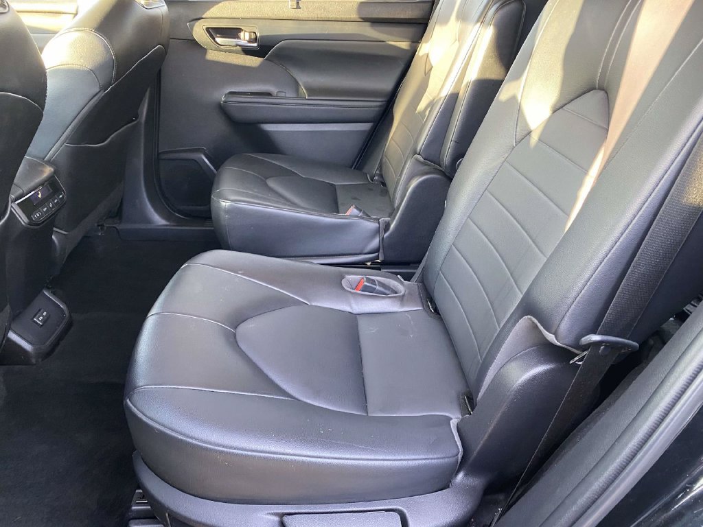 Used 2022 Toyota Highlander XLE AWD/4WD image 10