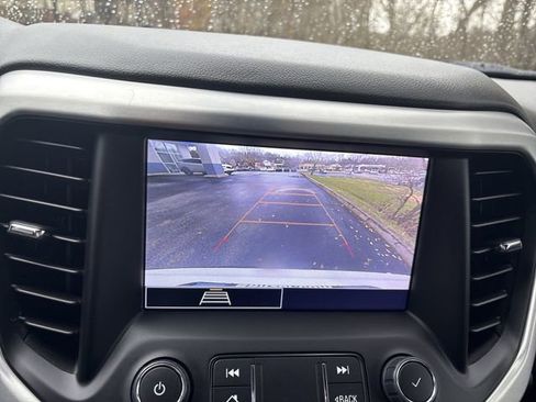 Used 2023 GMC Acadia SLE image 18