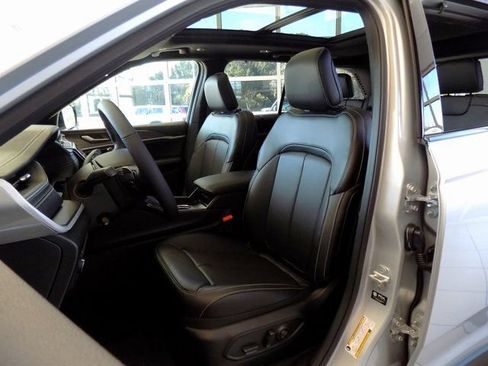 New 2025 Jeep Grand Cherokee Limited w/ Luxury Tech Group II RWD image 31