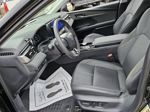 Used 2025 Toyota Camry XLE image 5