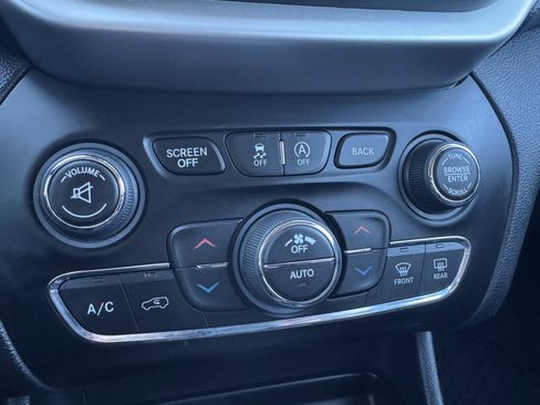 Used 2016 Jeep Cherokee Trailhawk w/ Comfort/Convenience Group image 28