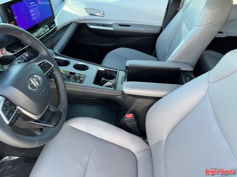 Certified 2025 Toyota Sienna XLE FWD image 22