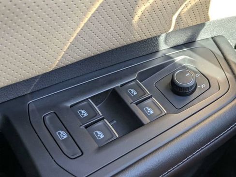 Used 2024 Volkswagen Atlas Cross Sport SE FWD image 20