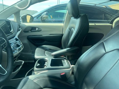 Used 2023 Chrysler Pacifica Touring-L FWD image 6