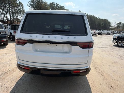 Used 2024 Jeep Wagoneer L Series III w/ Premium Group I image 9