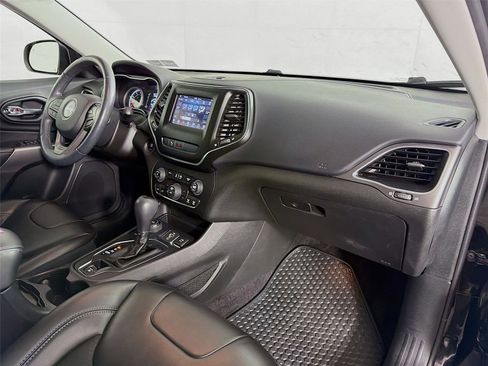 Used 2019 Jeep Cherokee Latitude Plus w/ Comfort/Convenience Group AWD/4WD image 30