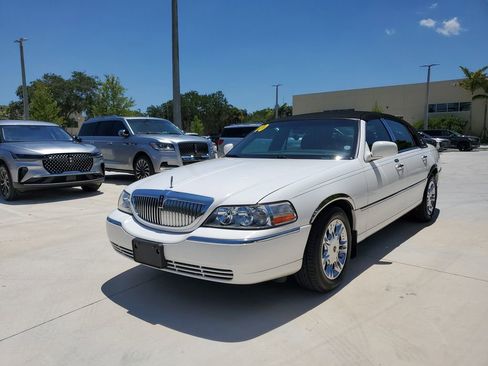 Used 2010 Lincoln Town Car Signature Limited RWD image 2