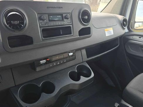 Used 2025 Mercedes-Benz Sprinter 2500 image 33