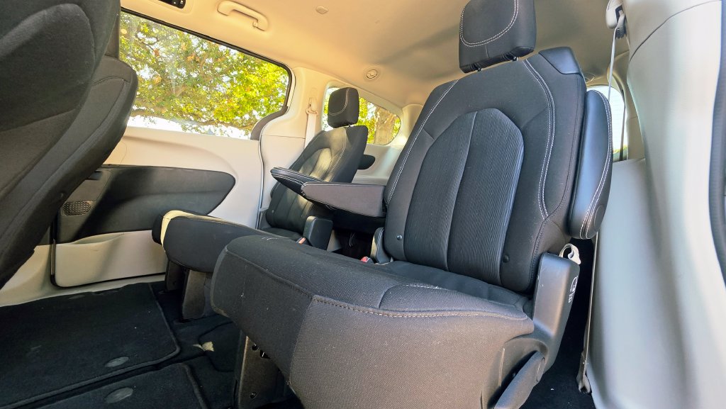 Used 2024 Chrysler Voyager LX FWD image 31