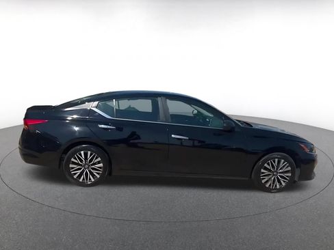Used 2025 Nissan Altima 2.5 SV FWD image 14