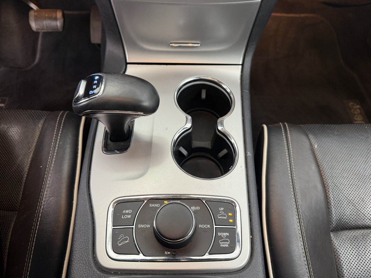 Used 2014 Jeep Grand Cherokee Overland w/ Advanced Technology Group AWD/4WD image 22