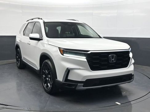 Used 2025 Honda Pilot Touring image 2