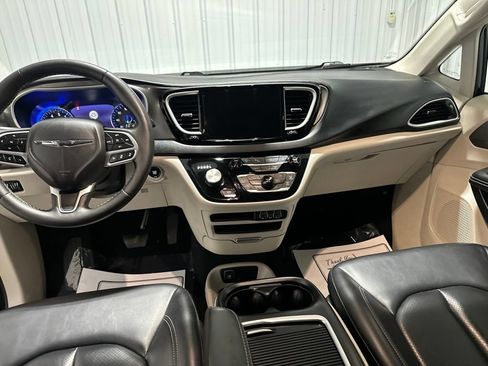 Used 2023 Chrysler Pacifica Touring-L FWD image 12