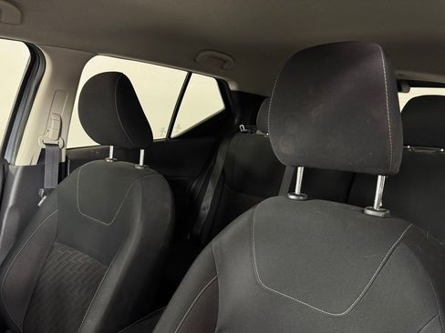 Used 2021 Nissan Kicks SV image 3