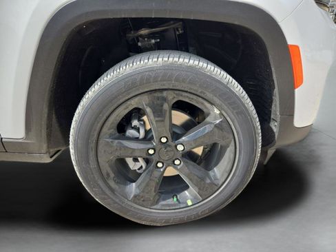 New 2025 Jeep Grand Cherokee Altitude RWD image 33
