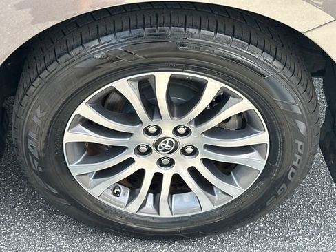 Used 2019 Toyota Sienna XLE w/ XLE Navigation Package FWD image 24