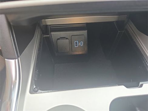 Certified 2022 Ford Explorer XLT w/ Equipment Group 202A image 41