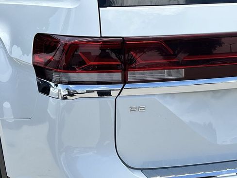 Used 2024 Volkswagen Atlas SE w/ Panoramic Sunroof Package FWD image 6