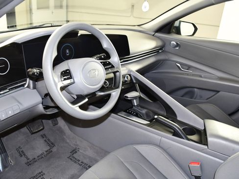 Used 2024 Hyundai Elantra SEL FWD image 2