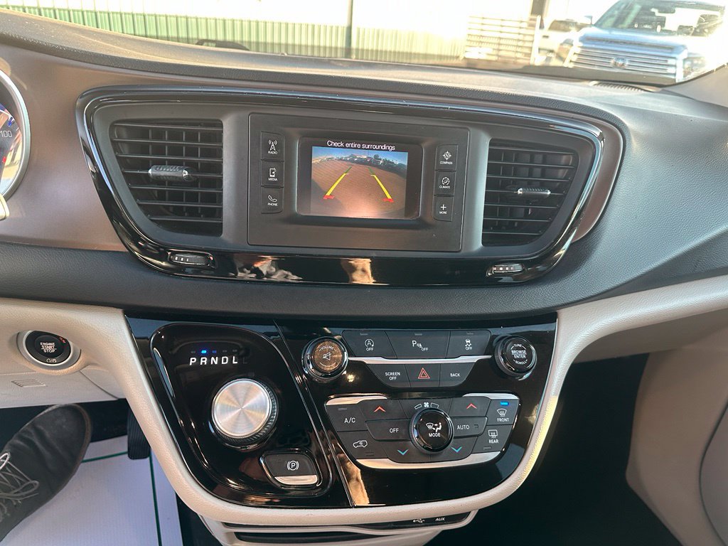 Used 2017 Chrysler Pacifica Touring-L FWD image 17