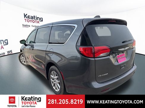 Used 2022 Chrysler Voyager LX image 5