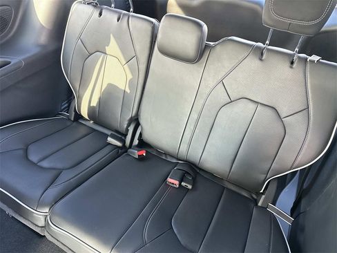 New 2026 Chrysler Pacifica Limited image 10