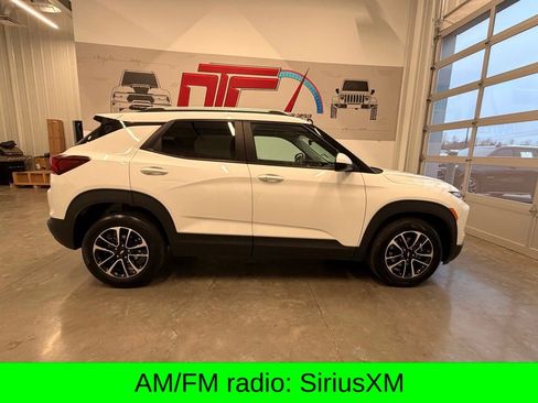 Used 2025 Chevrolet TrailBlazer LT image 2