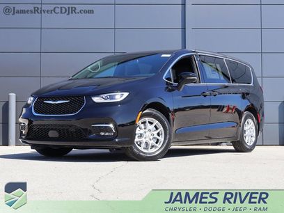 New 2026 Chrysler Pacifica Select