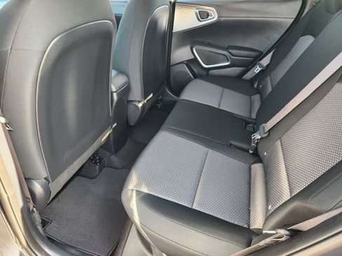 Used 2025 Kia Soul LX w/ LX Technology Package FWD image 30