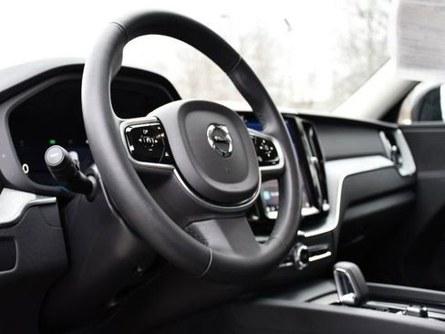 Used 2025 Volvo XC60 B5 Plus image 10