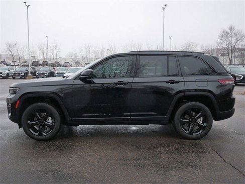 Used 2023 Jeep Grand Cherokee Limited w/ Black Appearance Package image 4
