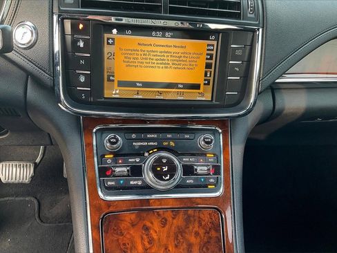 Used 2019 Lincoln Continental Premiere image 33