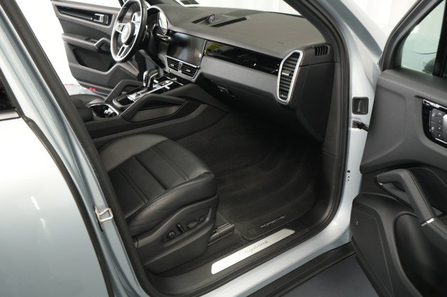 Used 2023 Porsche Cayenne AWD/4WD image 54